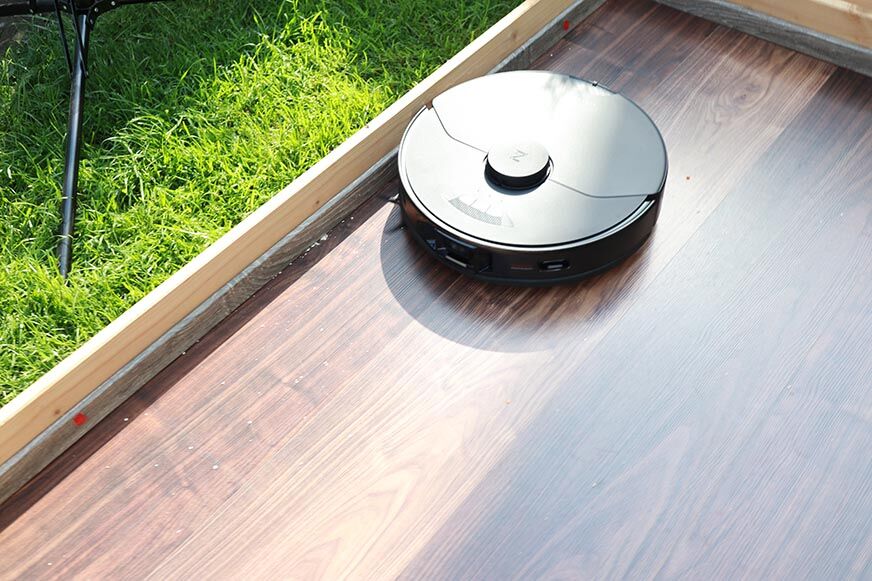 The Roborock S7 MaxV Ultra cleans along skirting.